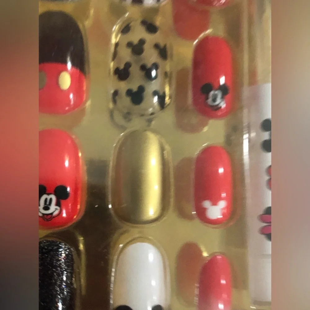 The Creme Shop Disney’s Mickey Mouse 28piece‎ press on nails manicure set